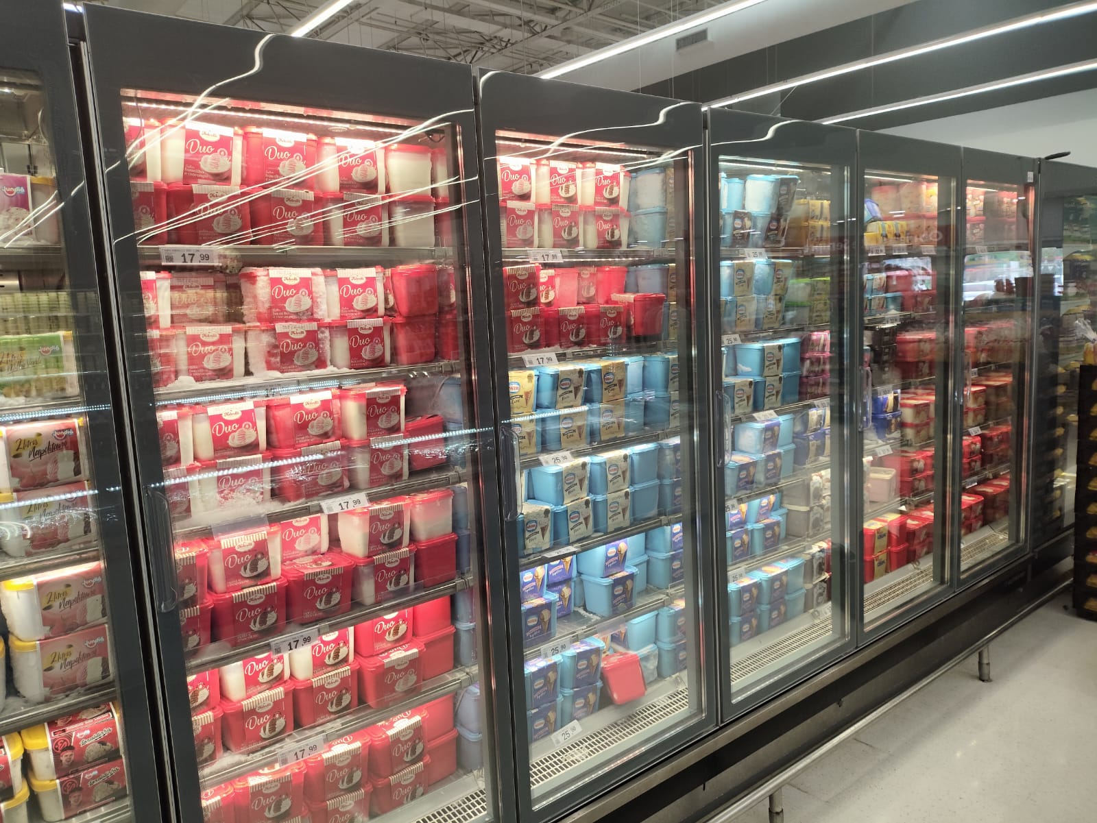 Expositores refrigerados em supermercado
